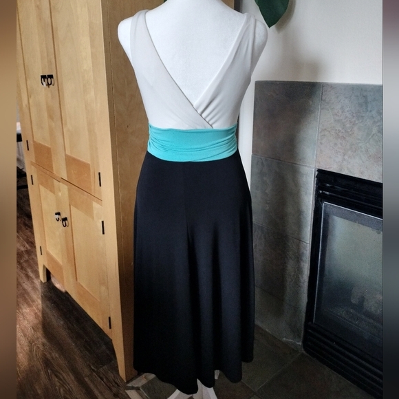 Y2k Style London Elegant Black and White Dress with Teal Accent - Picture 4 of 6